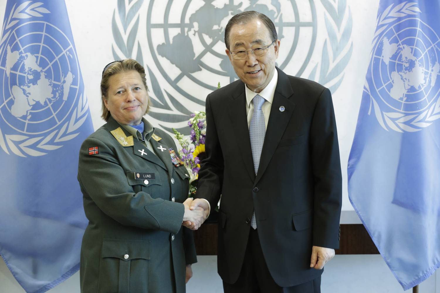 Secretary-General Ban Ki-moon (right) with Major General Kristin Lund of Norway in 2014. UN Photo / Mark Garten